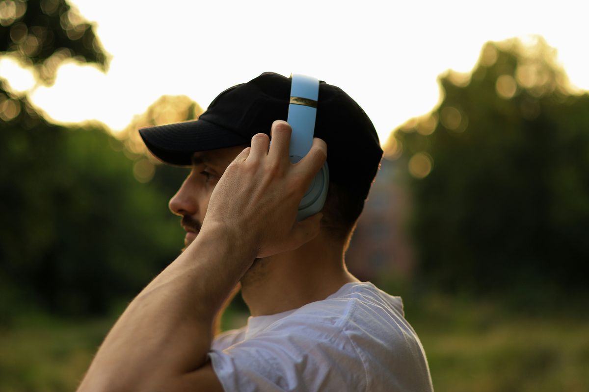 man, headphones, debate, yanny, laurel, hearing, brain