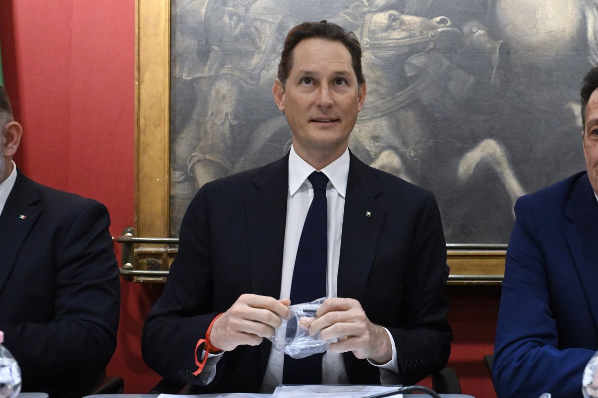 Elkann bacia la pantofola di Trump