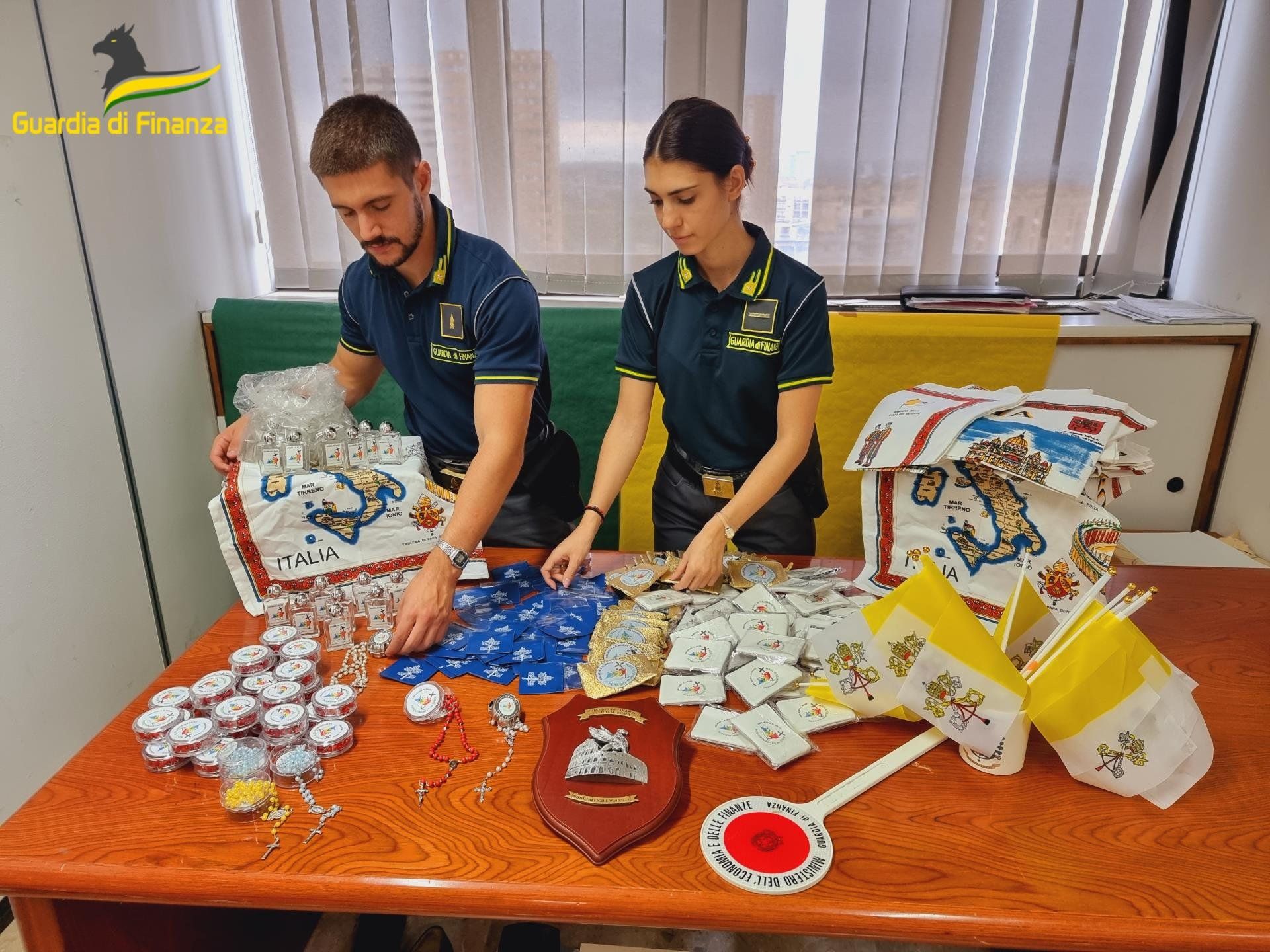 Giubileo, la GdF di Roma sequestra oltre 16 milioni di souvenir illegali