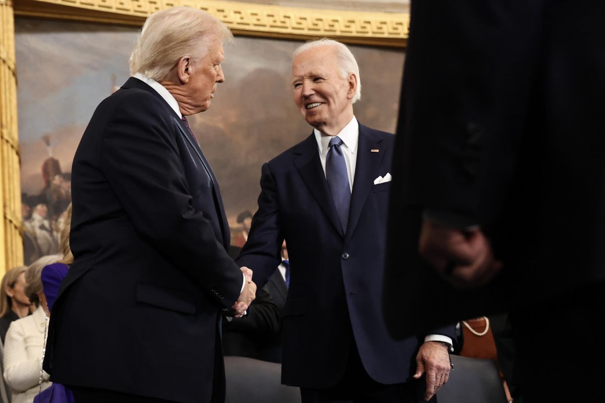 Trump contro le docce di Biden: «Poca acqua, non riesco a lavarmi»