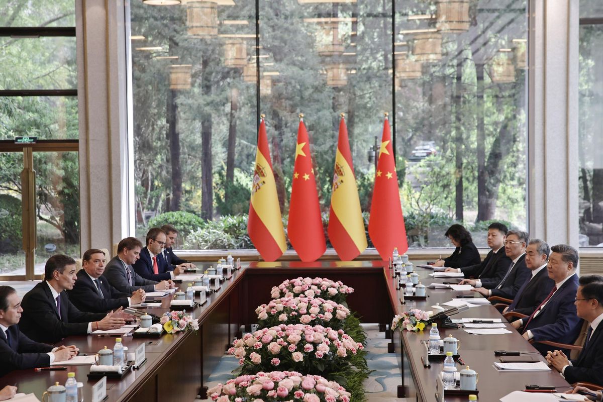 L’Ue corre a baciare la pantofola di Xi. Ma così passa dalla padella alla brace