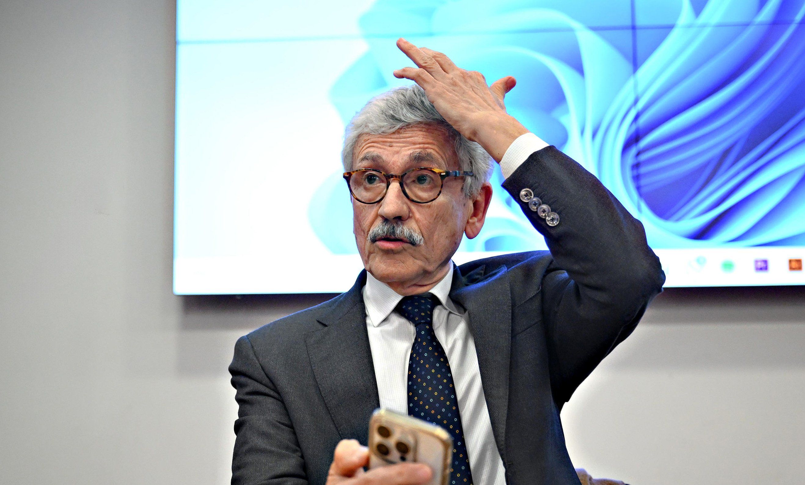 Armi, la Colombia salva D’Alema. La corruzione c’è ma si archivia