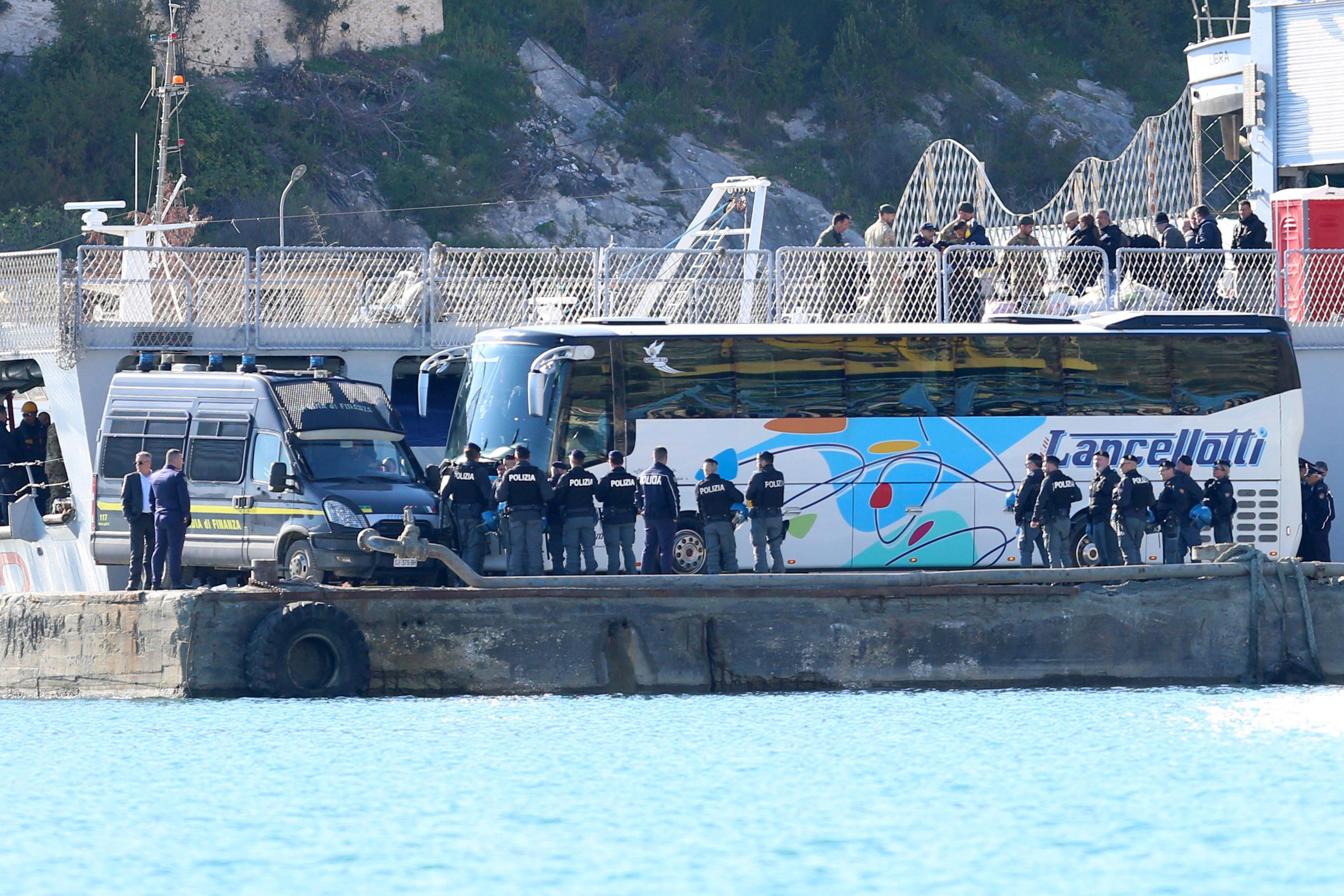 Arrivati in Albania i primi 40 irregolari espulsi dall’Italia. Pd subito all’attacco