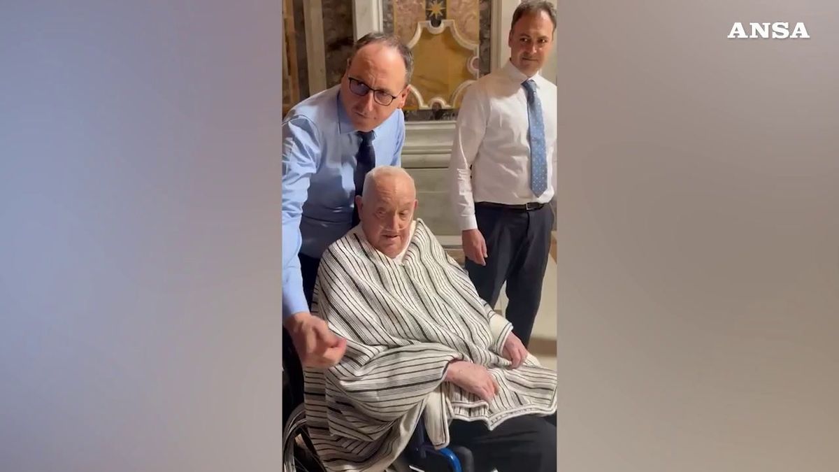 L’abito fa il Papa: il poncho uccide la sacralità