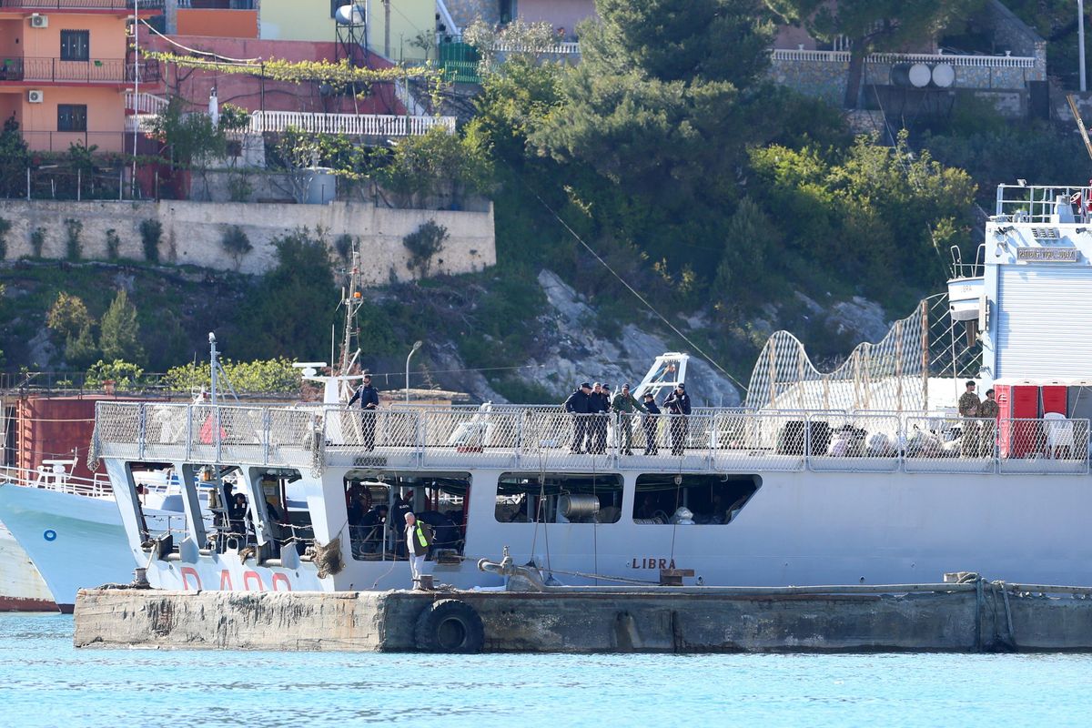 Il Pd frigna per le manette ma su quella nave c’erano stupratori e pedofili