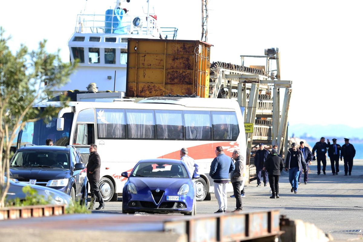 Gli immigrati in manette difesi dal Pd sono rapinatori, stupratori e pedofili