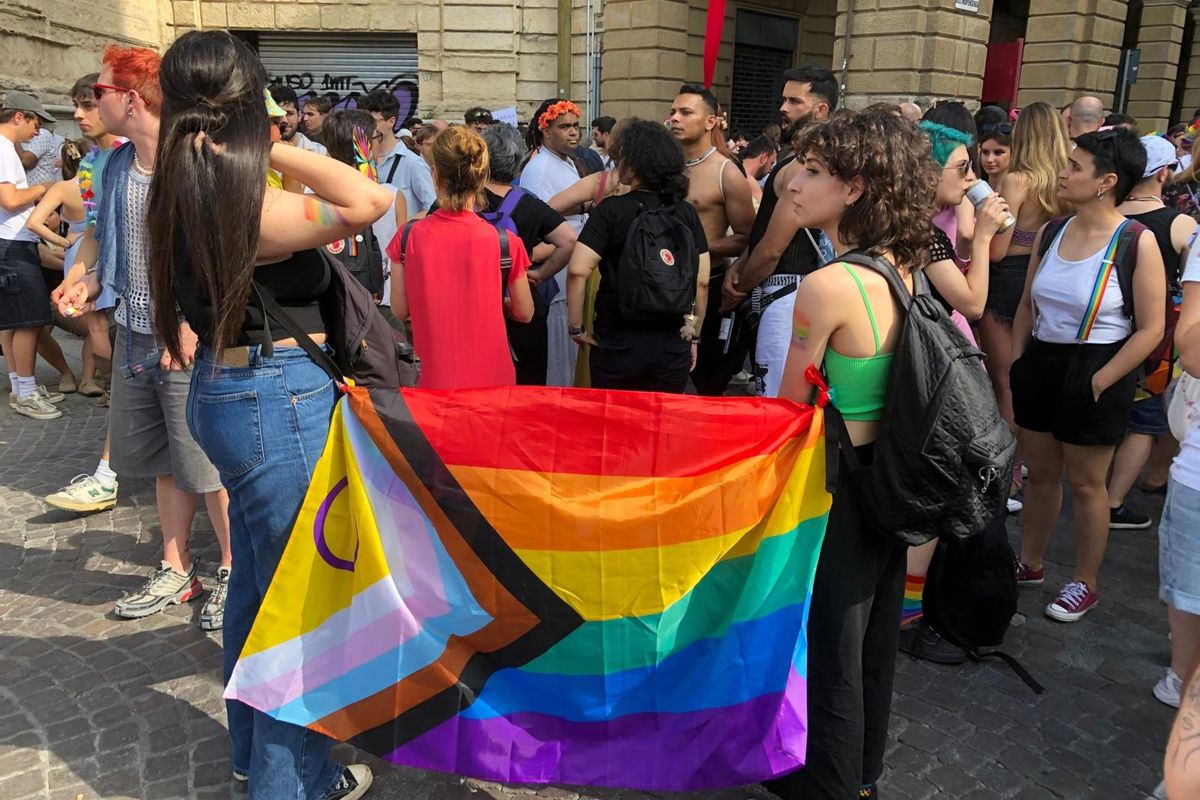 Il bollo arcobaleno dell’Emilia-Romagna serve a ghettizzare ancora di più i gay