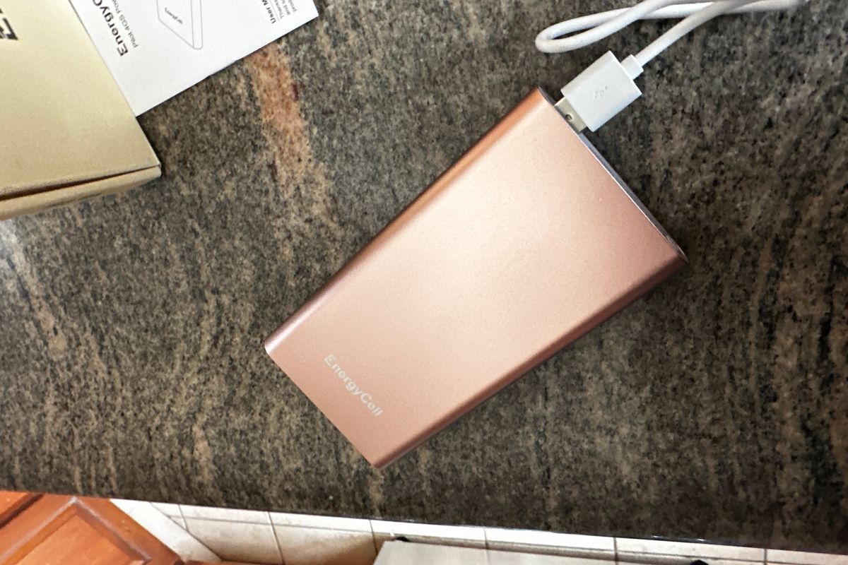 a photo of EnergryCel Pilot 4GS on a desk charging.