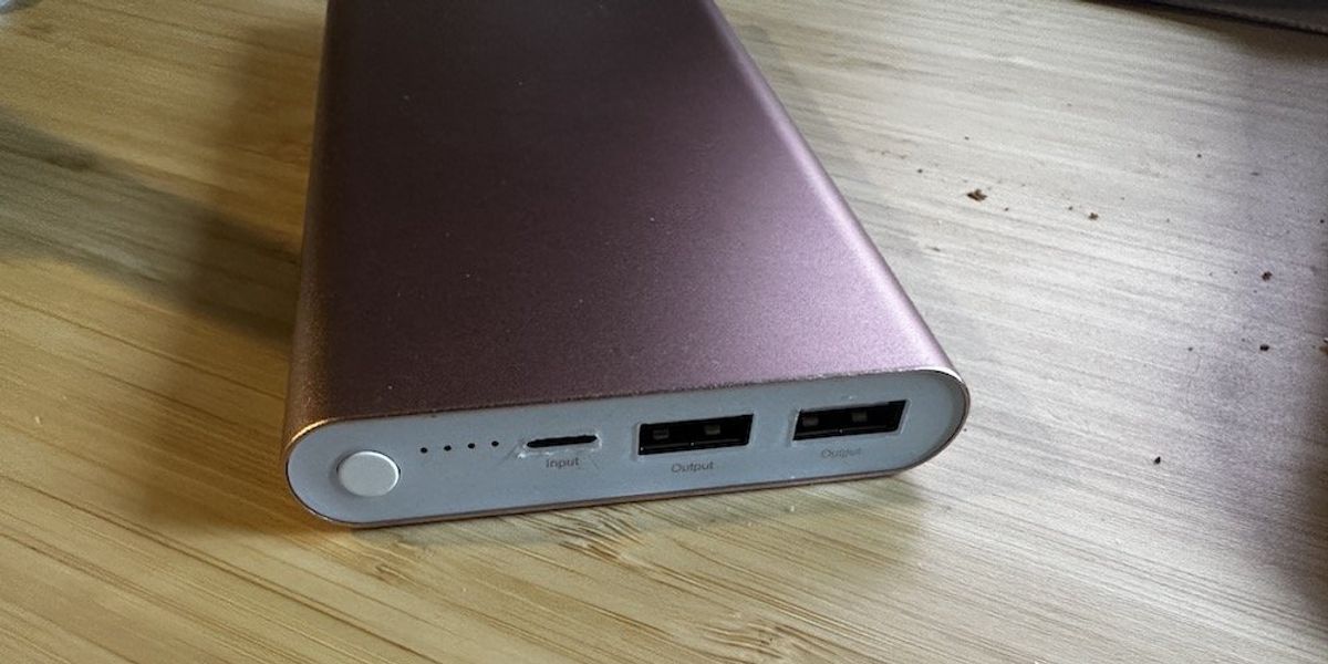 photo of EnergyCell Pilot 4GS Power Bank ports and power button