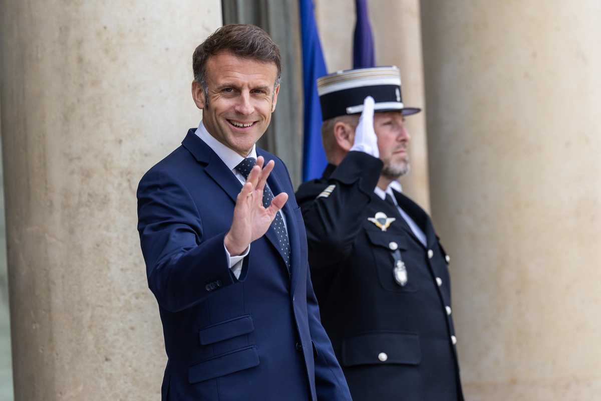Risollevare l’economia con il riarmo. Macron ha 40 miliardi di motivi