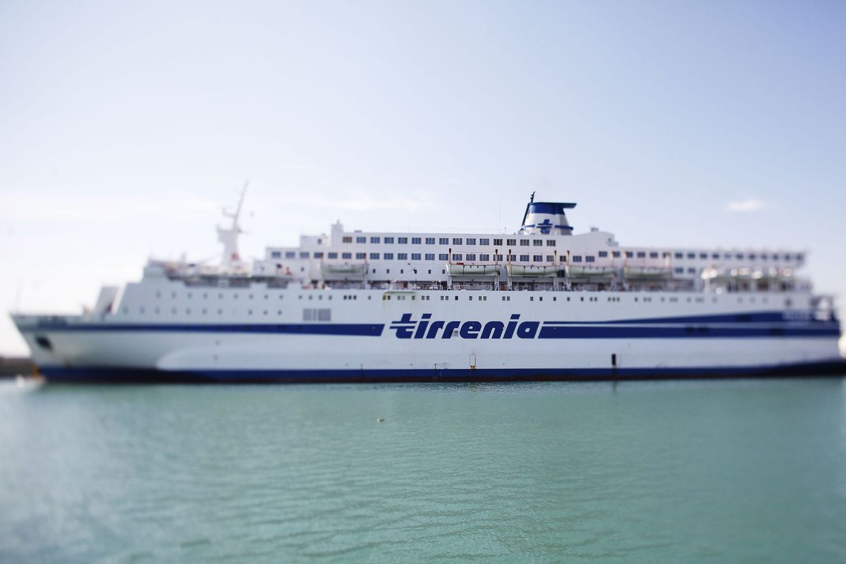 Traghetti gratis a toghe, funzionari e militari: 40 indagati per corruzione