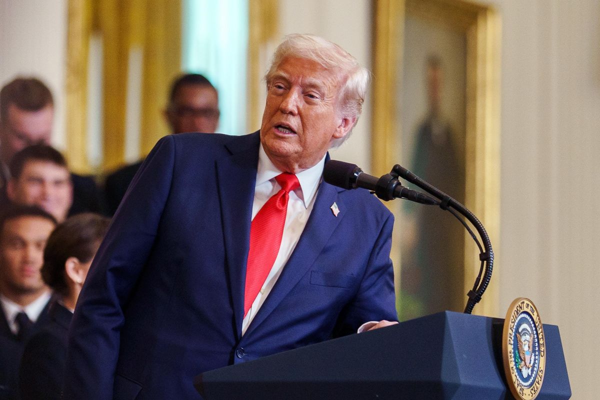 Trump continua a trattare sui dazi ma ha due ostacoli: la Fed e le toghe