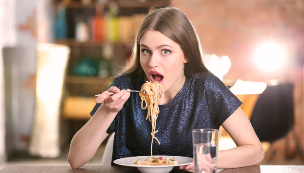 spaghetti, vegans, vegetarians, woman eating, young woman, glass of water