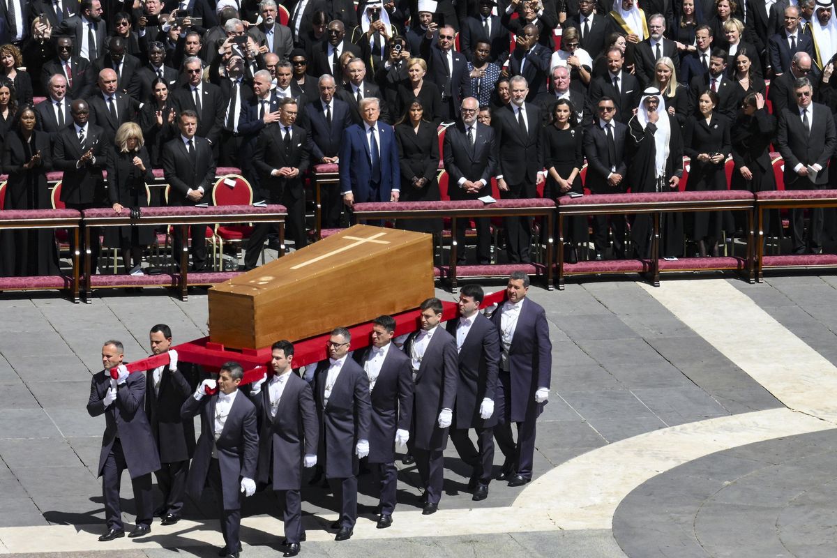 In 400.000 per le esequie. Il cardinale Re: «Il pontefice deve stare in scia a Cristo»