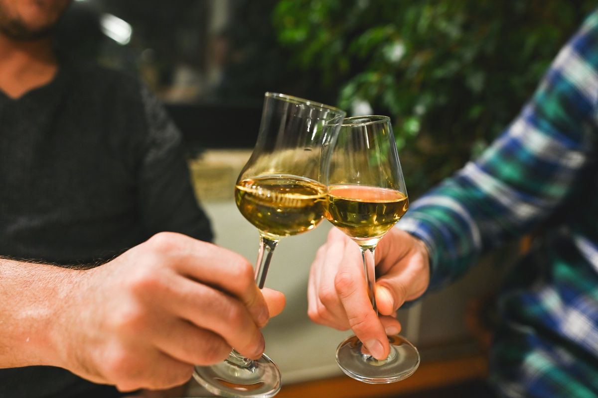 Da sfizio di fine pasto a trattamento di benessere. Le tante vite della grappa