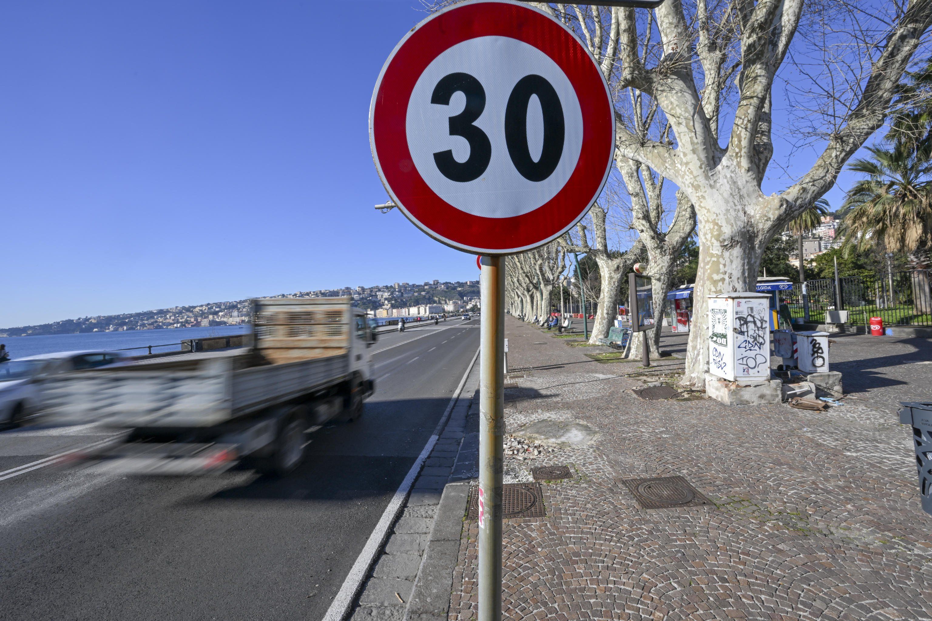 Città 30 all'ora: calati i morti, ma crescono i sinistri tra auto e mezzi leggeri