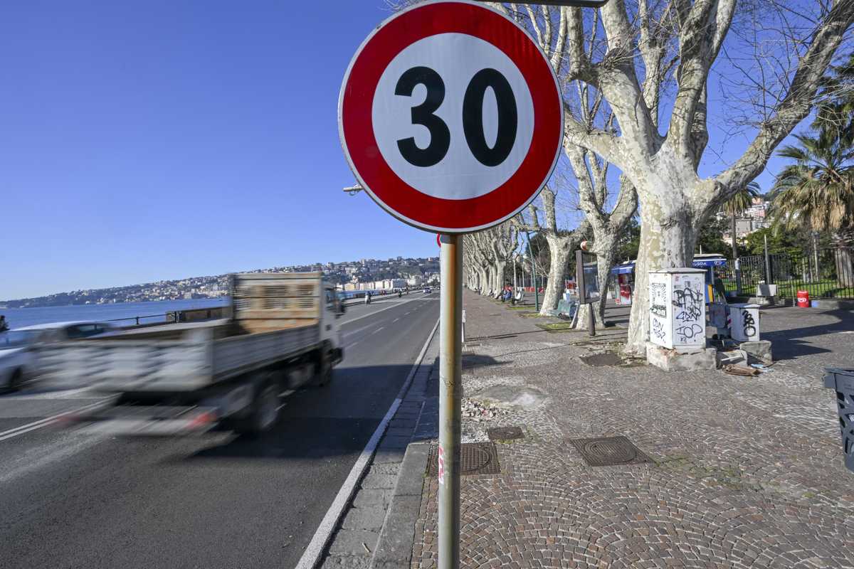 Città 30 all'ora: calati i morti, ma crescono i sinistri tra auto e mezzi leggeri