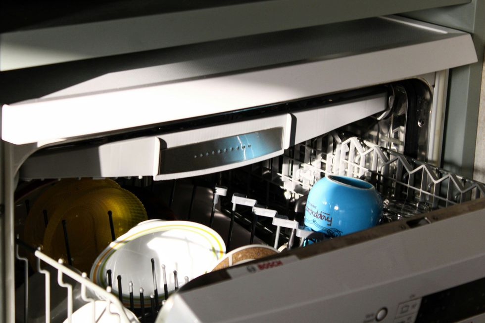 dishes, dishwasher, cleaning, cleaning hack, life hack, dishwasher hack