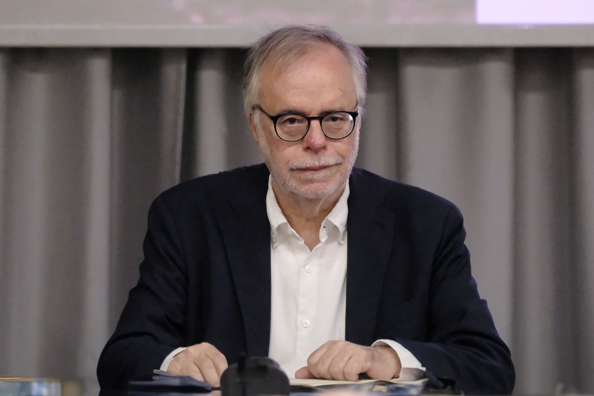 Riccardi fa il chierichetto dell’Eliseo