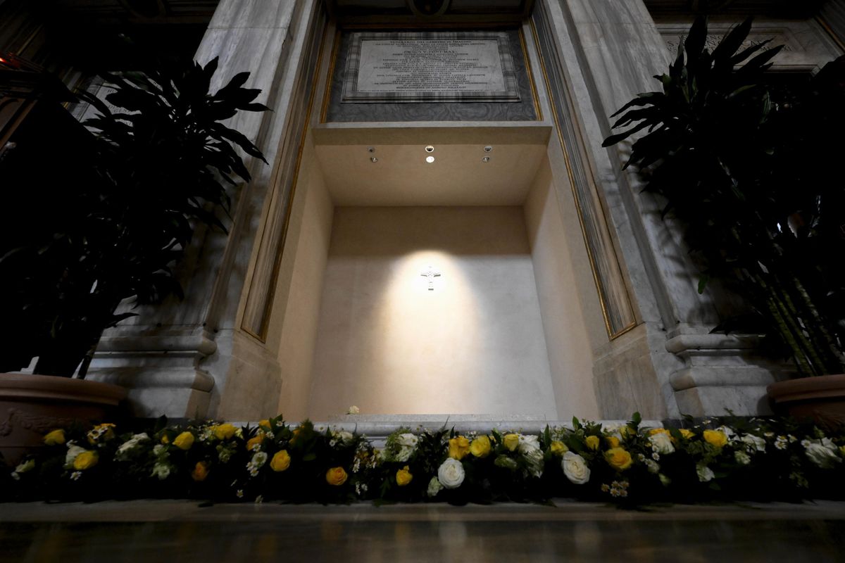 Via marmi e portale per la tomba del Papa