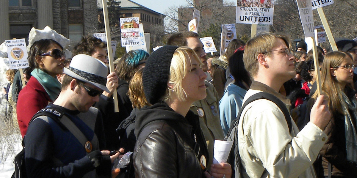 Teacher simulates an authoritarian dictatorship in her classroom, but the students crushed her