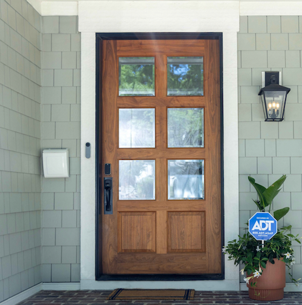 photo of a front door with Yale Assure Lock 2 Touch with Z-Wave 800 Series 