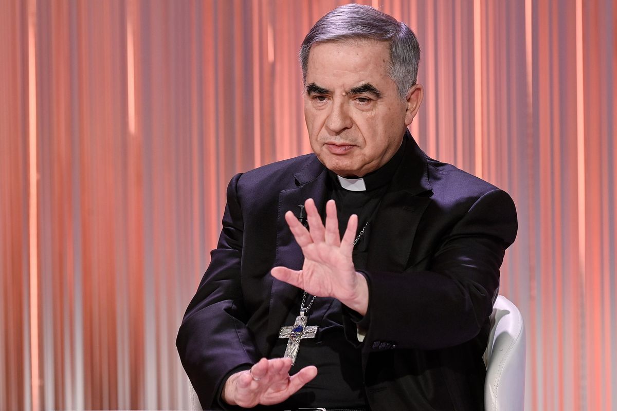 Becciu si arrende: «Fuori dal conclave». Altri due cardinali assenti per malattia