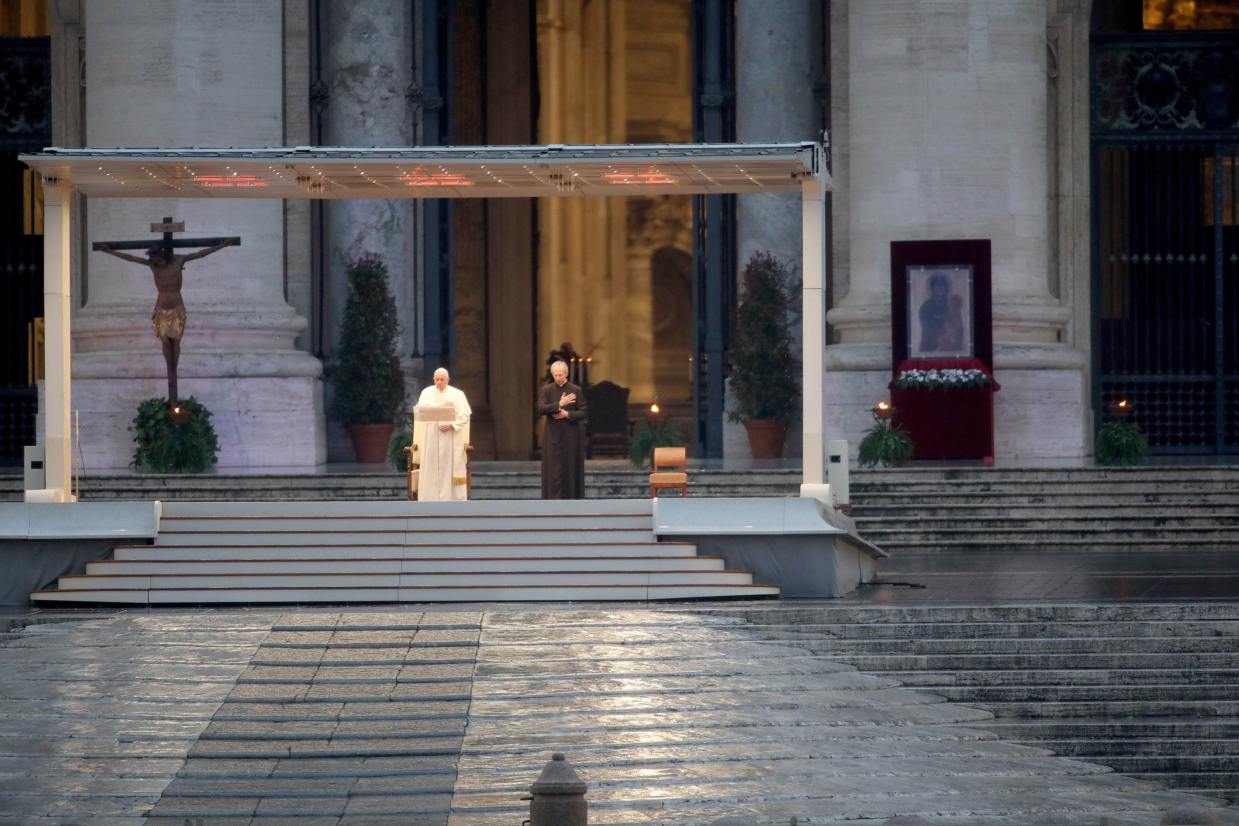 Il pontificato segnato dalla pandemia e dall’ombra dell’«emerito» Ratzinger