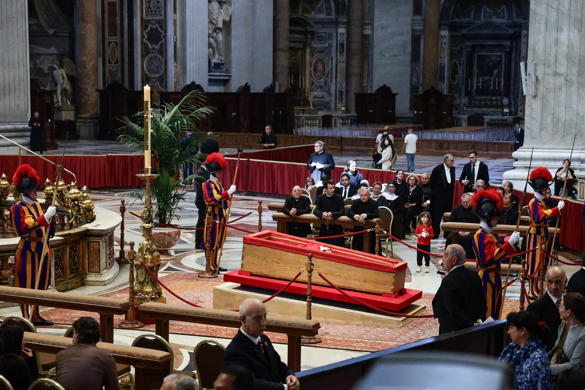 Fedeli in coda per l’addio a Francesco. Israele divisa sullo sgarbo di Bibi