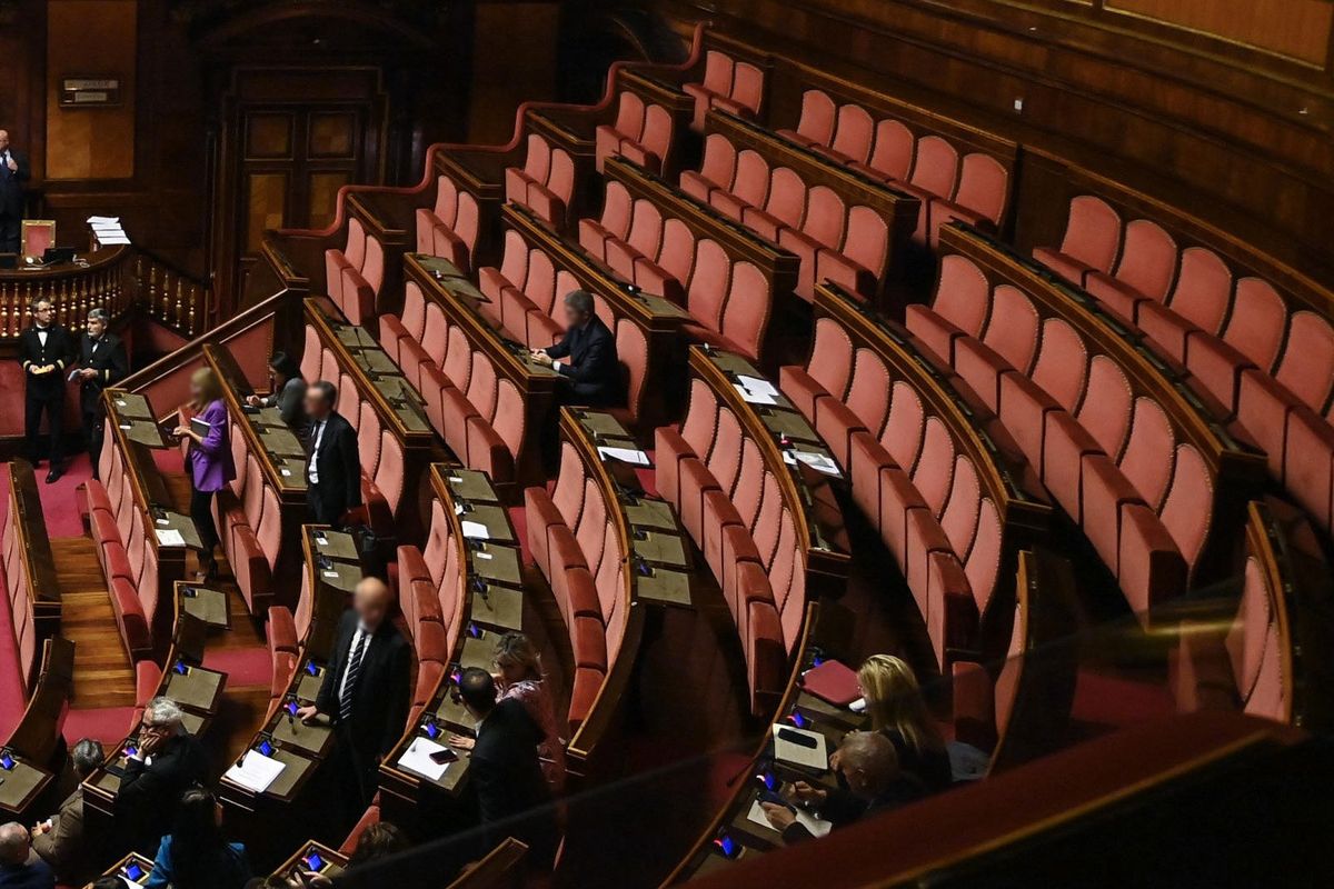 La sinistra fa il ponte e diserta l’aula