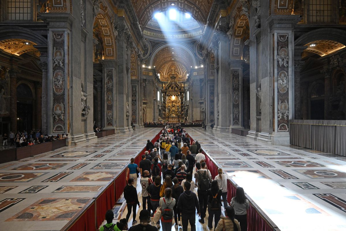 A Roma la folla oceanica per il «pontefice del popolo» (per ora) non si vede