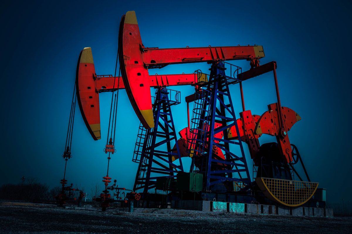 Calano i prezzi di petrolio e benzina. La scommessa di Washington e Riad