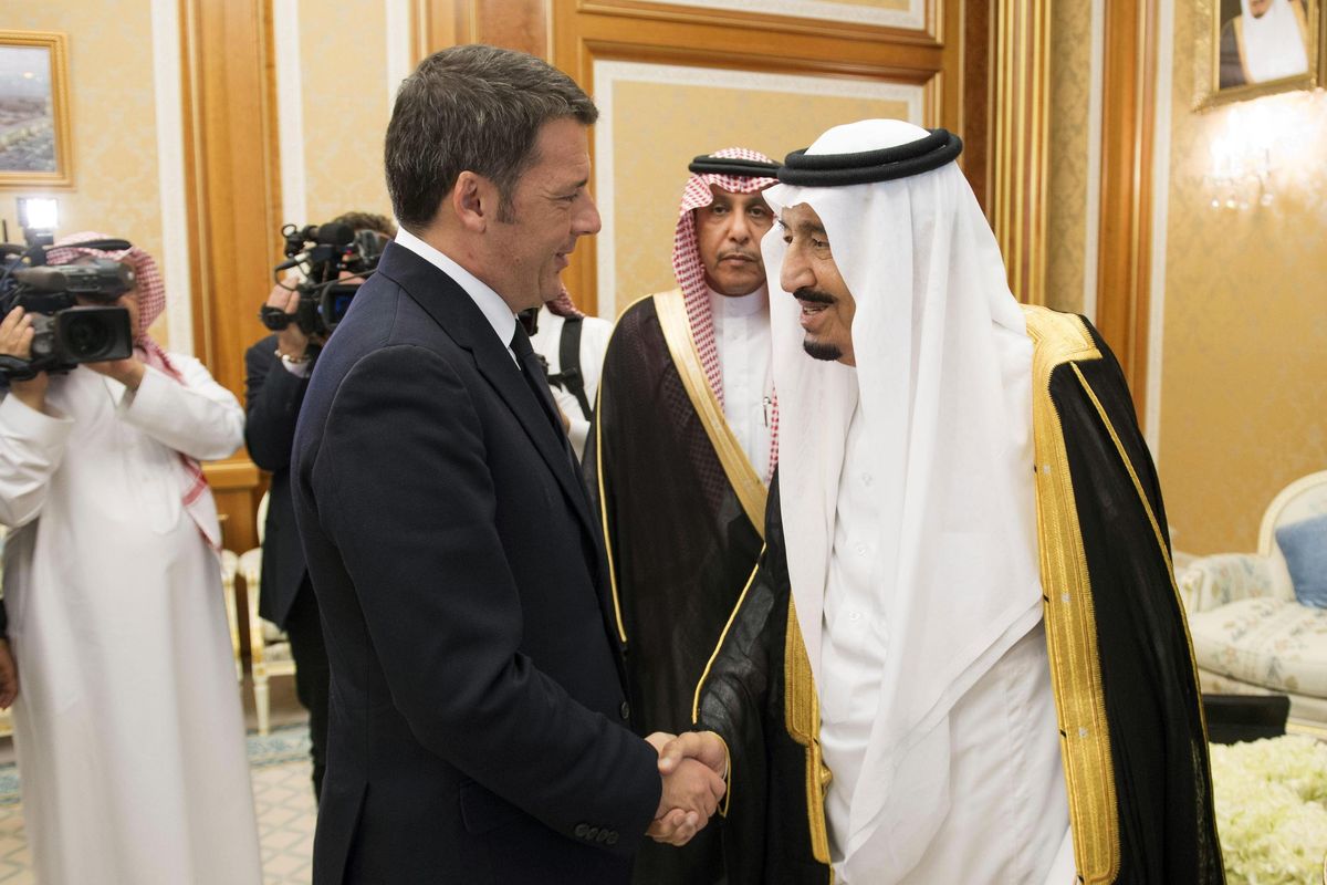 Renzi fa le pulci a Giorgia per i regali. Lui li riciclava con i suoi parenti