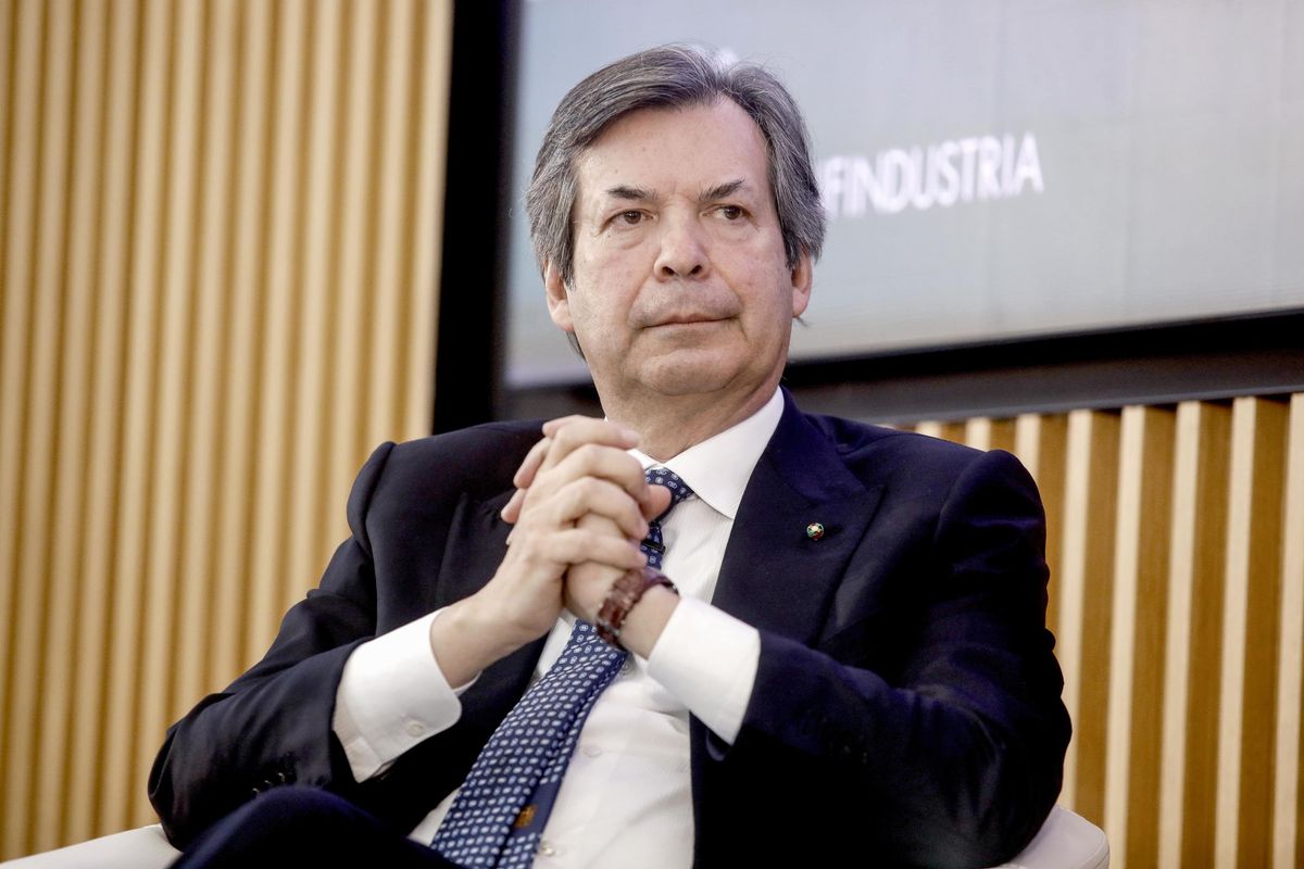 Utili record e Intesa si tira fuori dal risiko