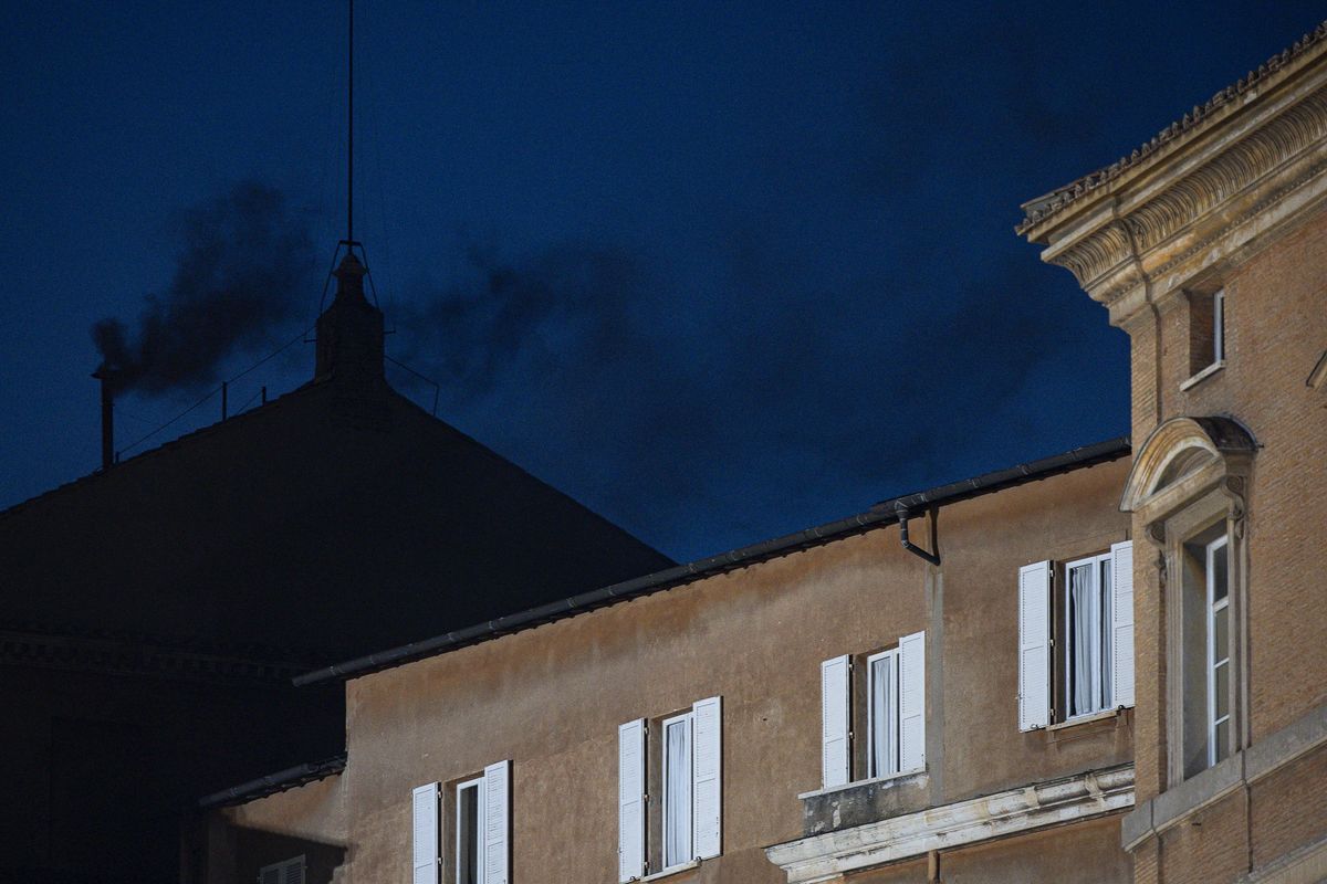 Il cardinale Re archivia Francesco. Gaffe con Parolin: «Auguri doppi»