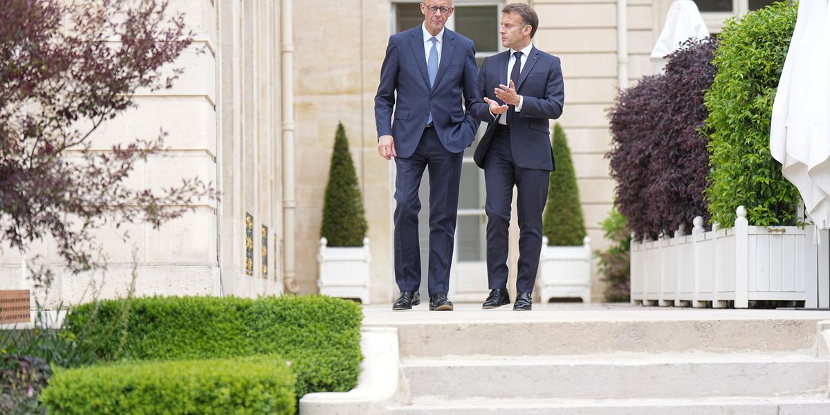 Merz Macron, la coppia di zoppi cerca di fregarci sul riarmo Merz Macron, la coppia di zoppi cerca di fregarci sul riarmo