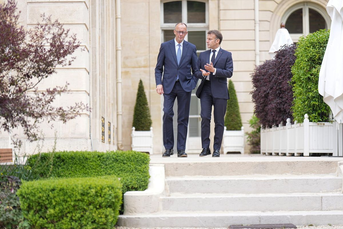 Merz-Macron, la coppia di zoppi cerca di fregarci sul riarmo
