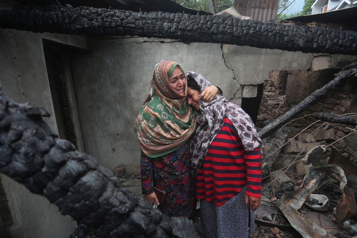 Il Pakistan attacca il Kashmir. Morti soldati e civili indiani Modi: «L’allarme è massimo»