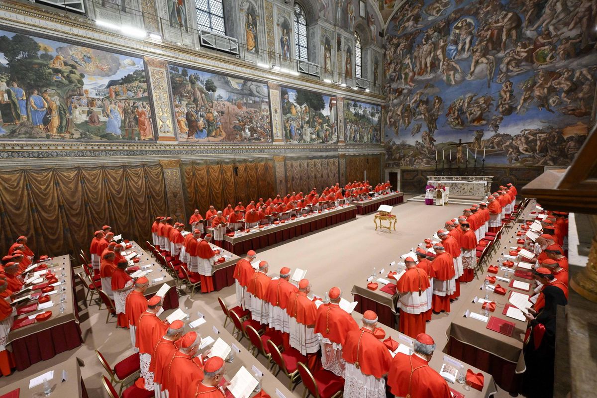 Anche stavolta vaticanisti a farfalle. Il conclave di carta è andato in fumo