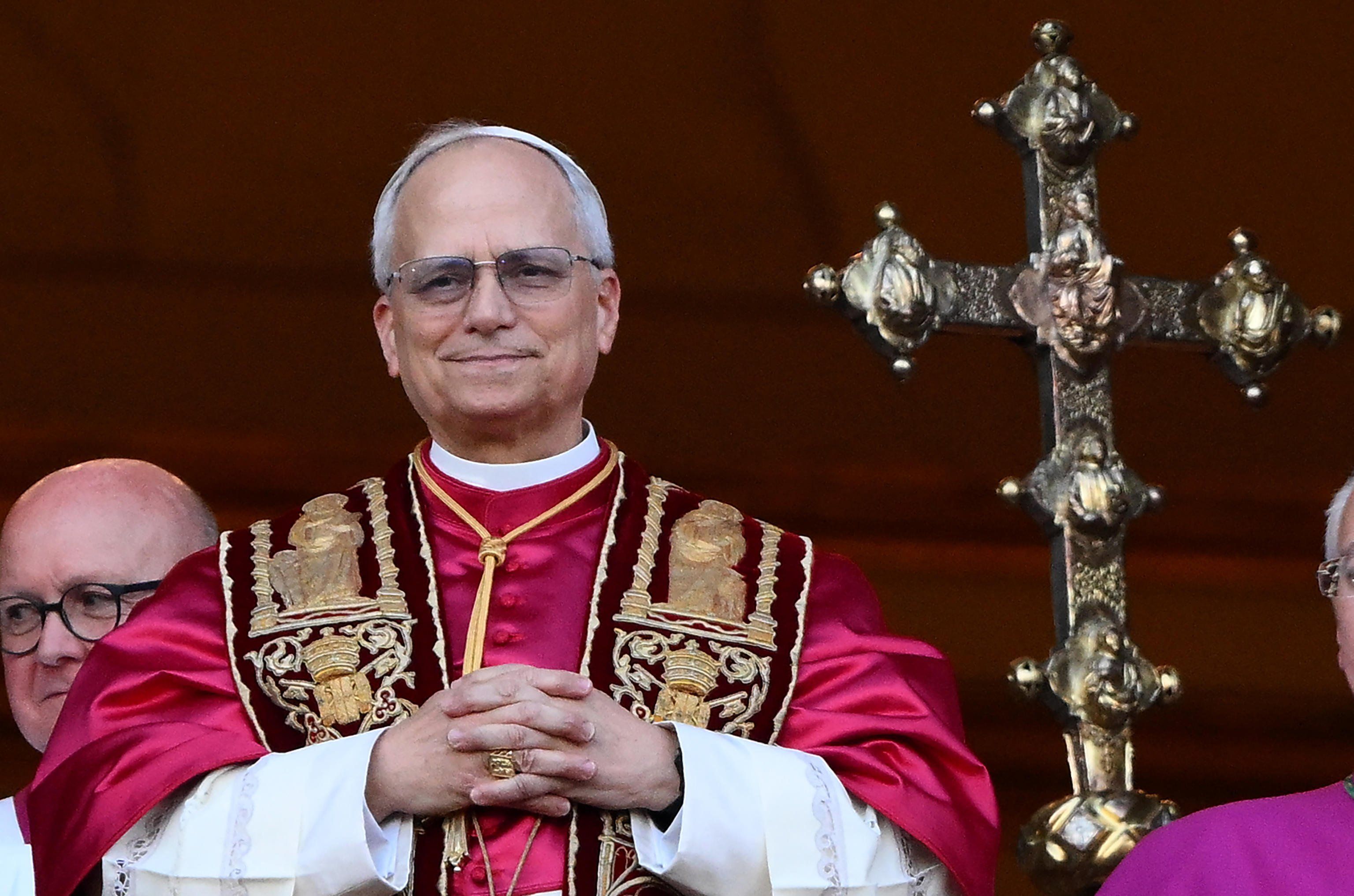 È presto per giudicare Leone XIV. Sperare si può, ma non tiratelo per la tonaca