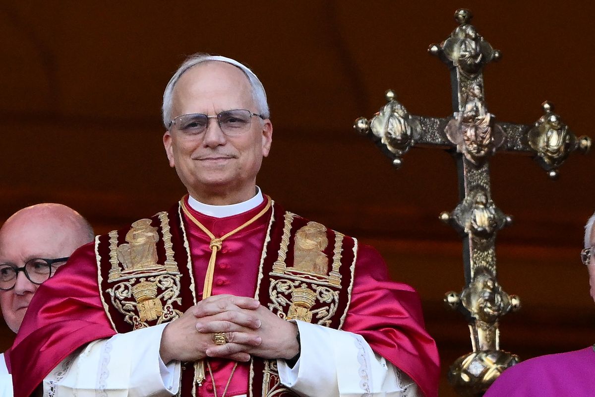 È presto per giudicare Leone XIV. Sperare si può, ma non tiratelo per la tonaca