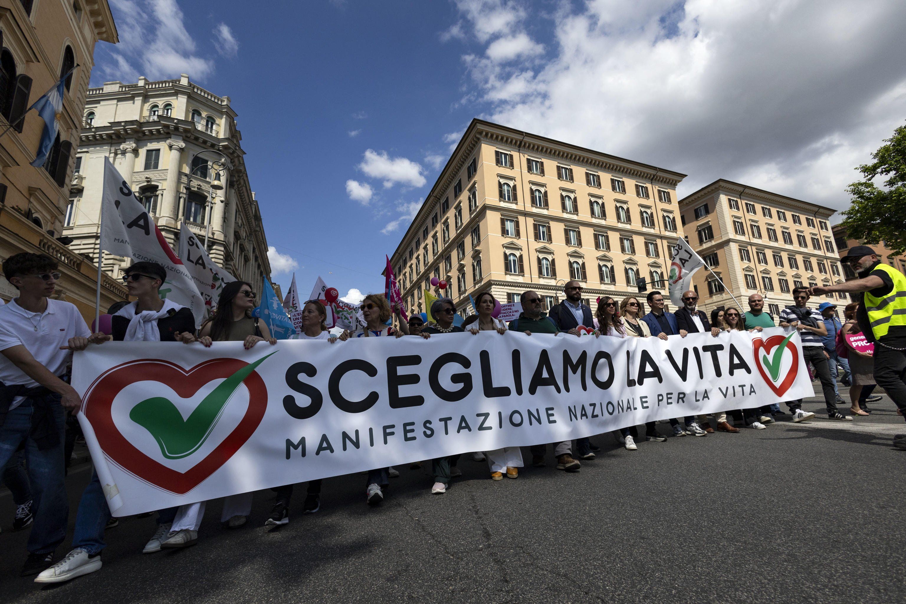 Una piazza per ribadire che la vita è un valore per religiosi e laici