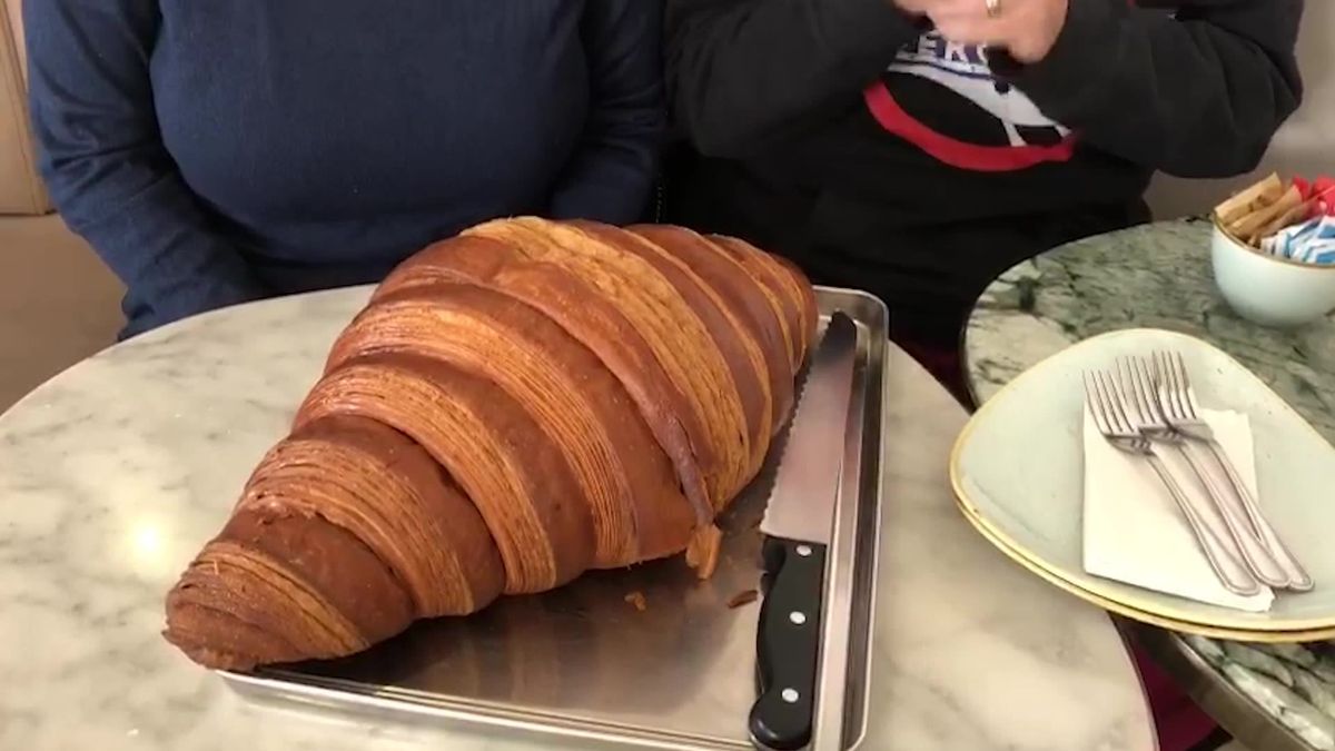 Le pillole di galateo di Petra e Carlo: croissant a colazione