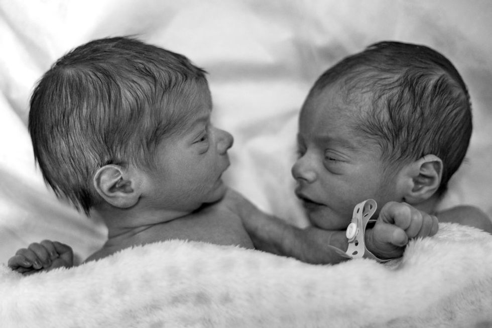 identical twins, babies, twin mix-up, twin swap, parenting, newborn babies