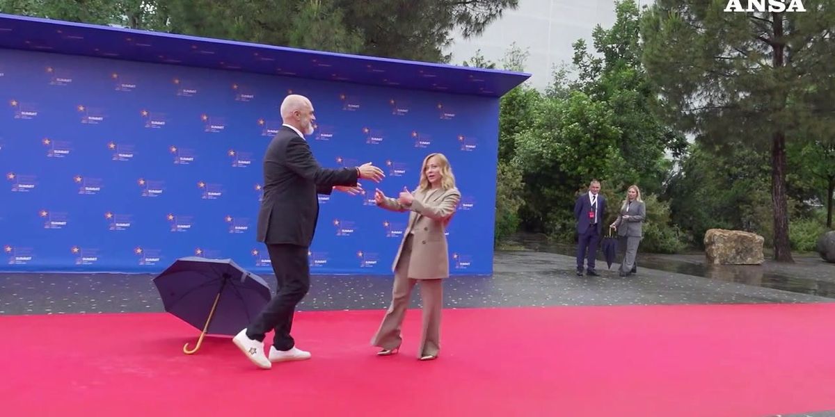 Giorgia Meloni a Tirana. E Rama si inginocchia nuovamente Giorgia Meloni a Tirana. E Rama si inginocchia nuovamente