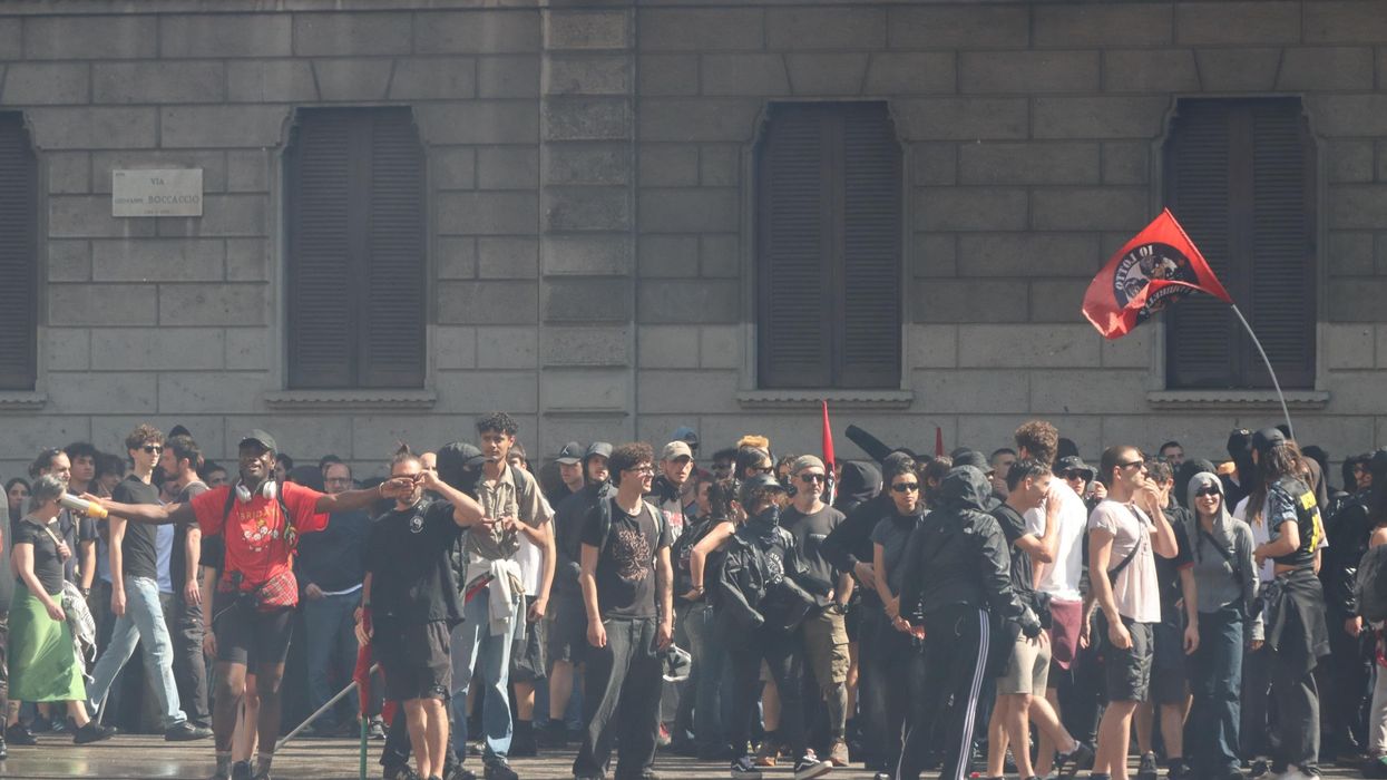 Gli antifa fanno scempio di Milano per fermare un evento in provincia Gli antifa fanno scempio di Milano per fermare un evento in provincia