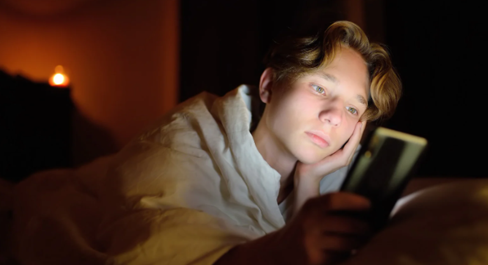 teens, smartphones, screentime, smartphones in bed, young man, mental health