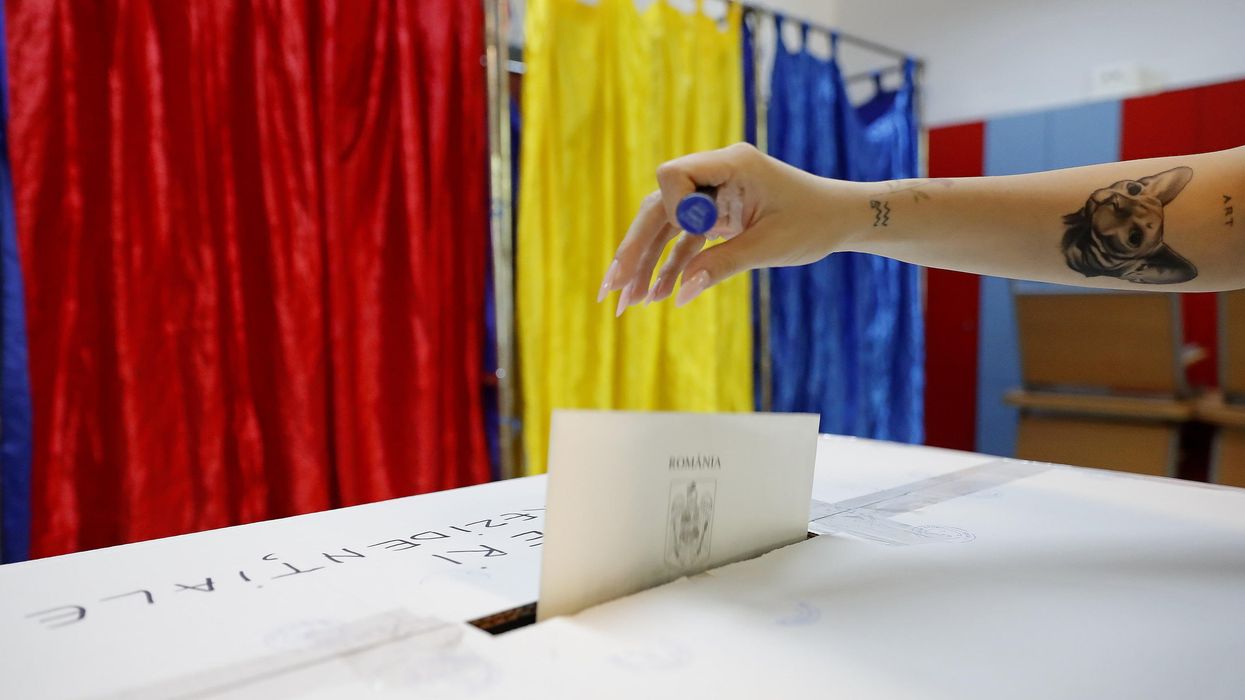 Zampino di Macron sul voto rumeno. Ma stavolta non si allarma nessuno