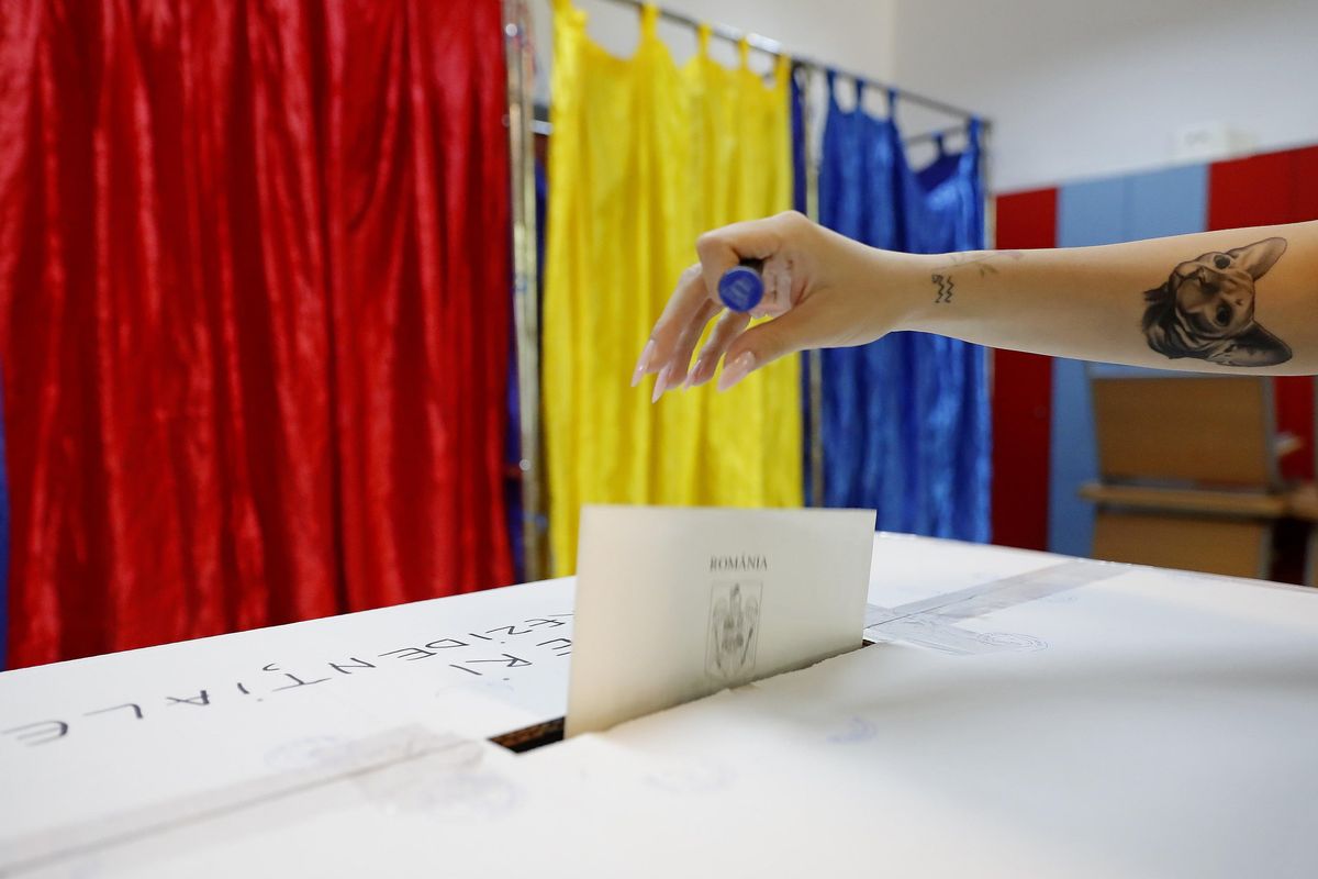 Zampino di Macron sul voto rumeno. Ma stavolta non si allarma nessuno