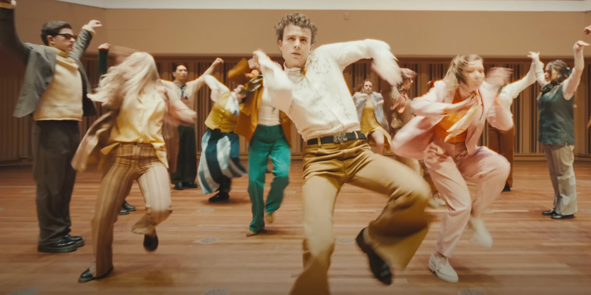 Netherland-based dance troupe performs epic routine to "Somebody That I Used to Know"